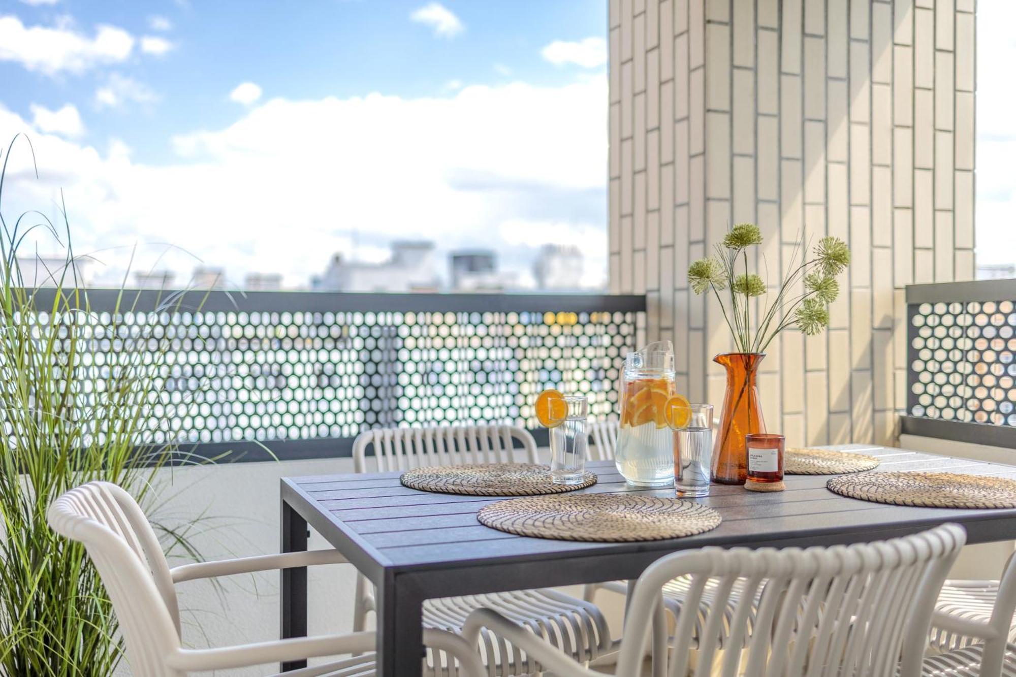 Bright 2Br - 7Th Floor, Balcony, Free Parking By Gravity Pragueアパートメント エクステリア 写真