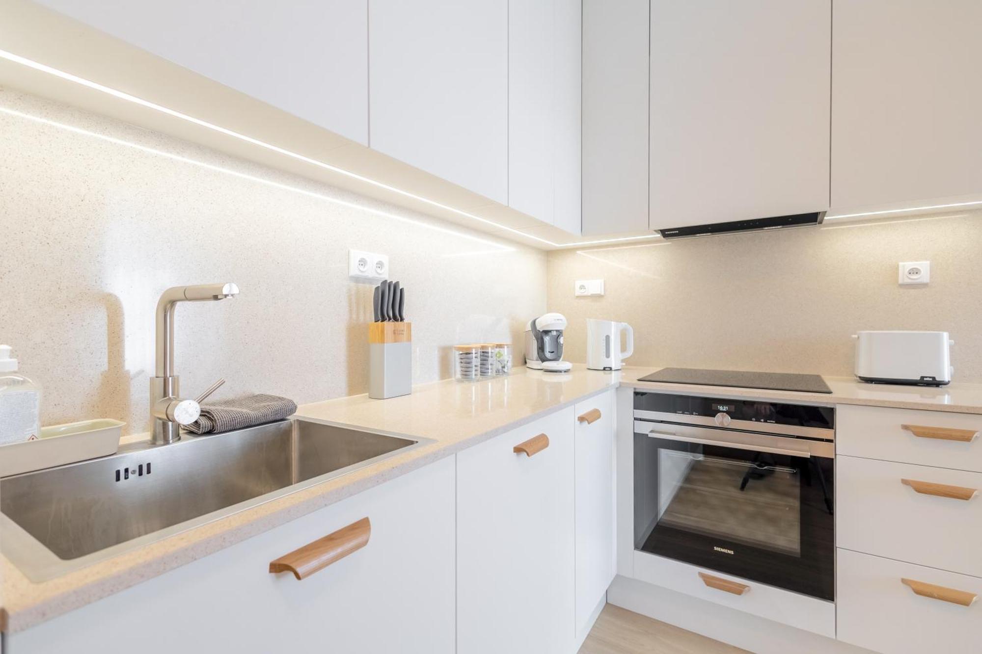 Bright 2Br - 7Th Floor, Balcony, Free Parking By Gravity Pragueアパートメント エクステリア 写真