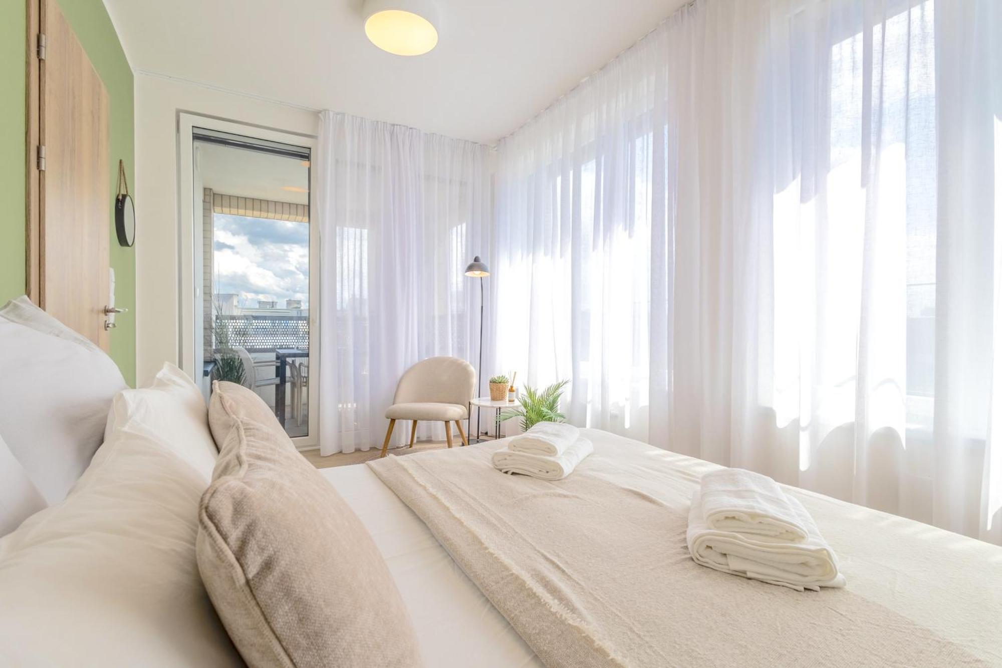 Bright 2Br - 7Th Floor, Balcony, Free Parking By Gravity Pragueアパートメント エクステリア 写真