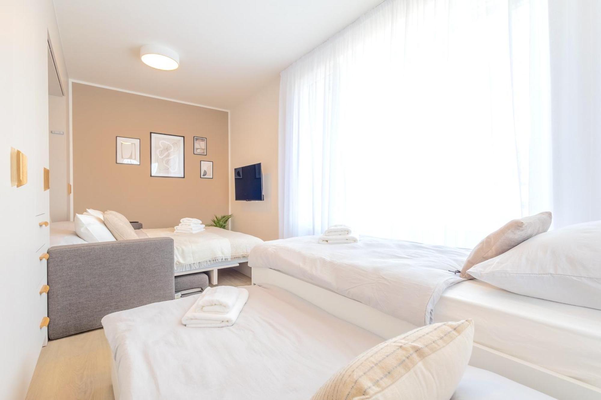 Bright 2Br - 7Th Floor, Balcony, Free Parking By Gravity Pragueアパートメント エクステリア 写真